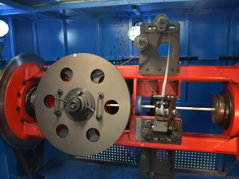 自動制御による接線方向のスチールテープ装甲システム